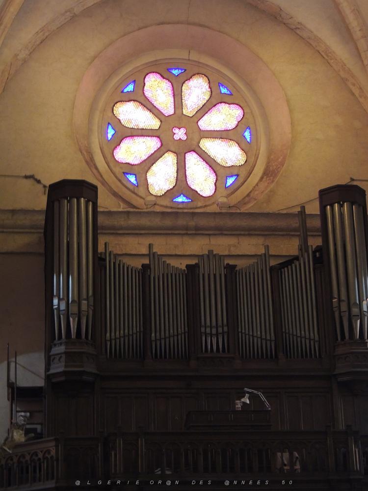 24 Son Orgue et Vitraux.JPG -           